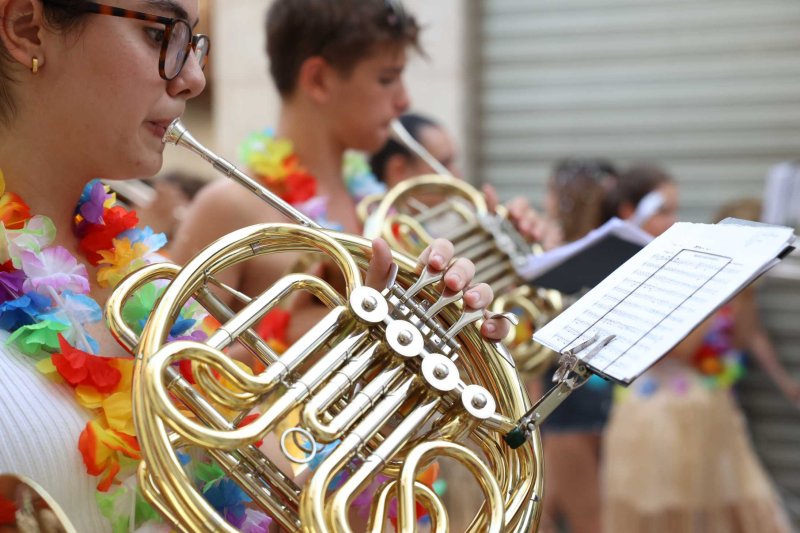 Les carrosses de Gata omplin el recorregut d’enginy, confeti,… i crítiques per l’entrada de bous “sorpresa” Les carrosses de Gata omplin el recorregut d’enginy, confeti,… i crítiques per l’entrada de bous “sorpresa”